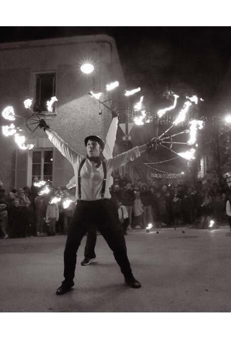 Spectacle enflammé -  Couvre feu et chamallows grillés