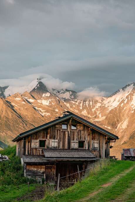 Les Chalets de Porcherey au départ du Plateau de la Croix Les Chalets de Porcherey au départ du Plateau de la Croix