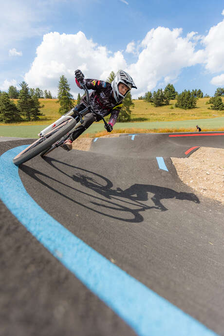 Session pumptrack avec Elise Porta