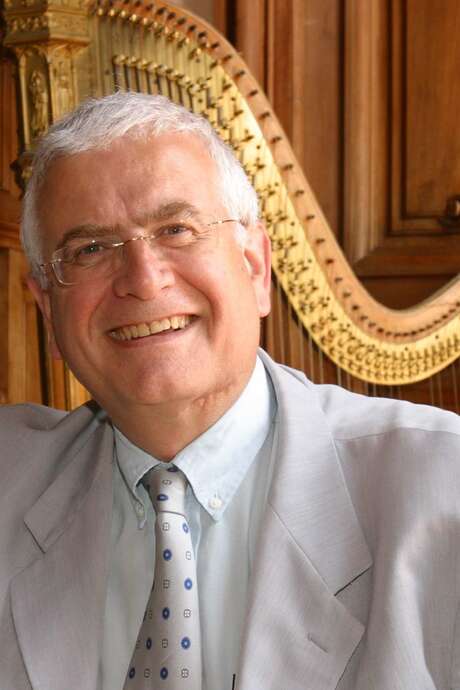 "Petites histoires féminines de la grande musique" by André Peyrègne,