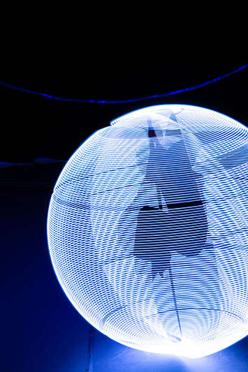 Spectacle de cirque lumineux : En lumière