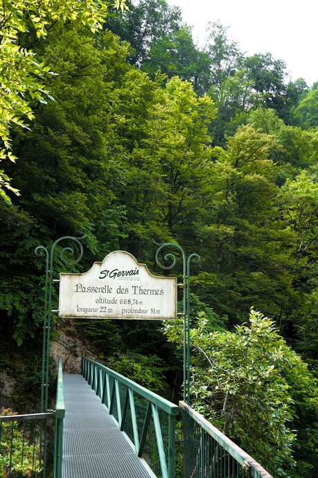 La passerelle du parc thermal, boucle de randonnée