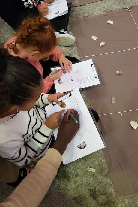 MUSÉE LAPIDAIRE – LES VISITES-ATELIERS JEUNE PUBLIC DU MERCREDI Les mystères de l’archéologie MUSÉE LAPIDAIRE – LES VISITES-ATELIERS JEUNE PUBLIC DU MERCREDI Les mystères de l’archéologie