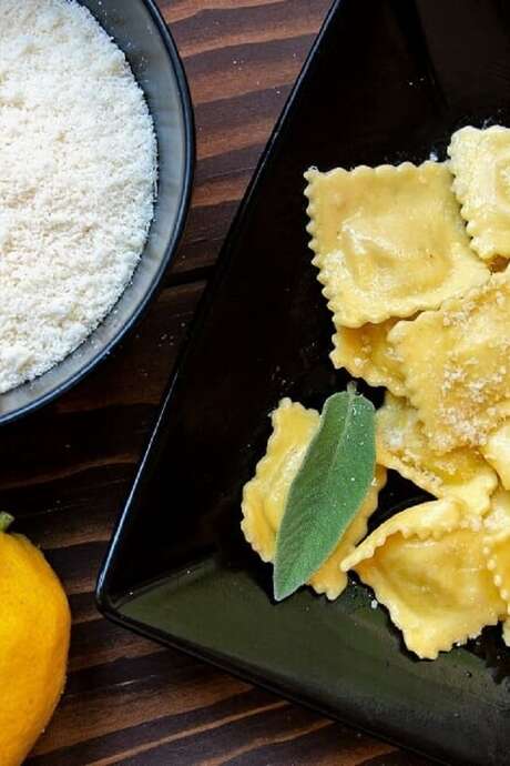 Atelier de fabrication des raviolis au Citron de Menton