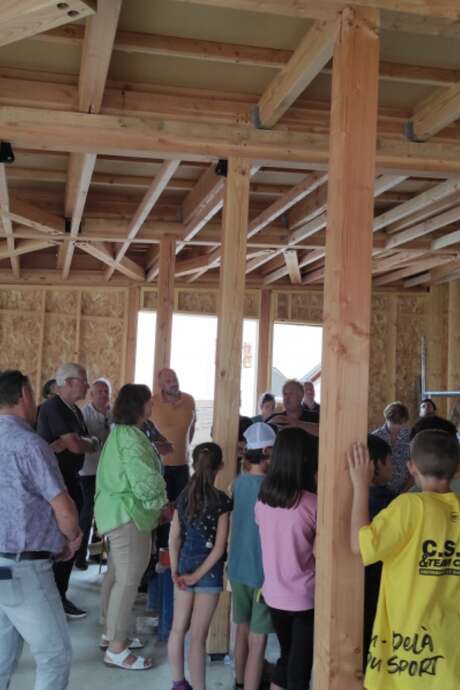 Visite du restaurant scolaire de Curienne construit en bois communal