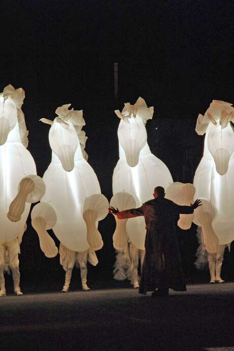 Parade "Fier(s) à Cheval" par la Cie des Quidams