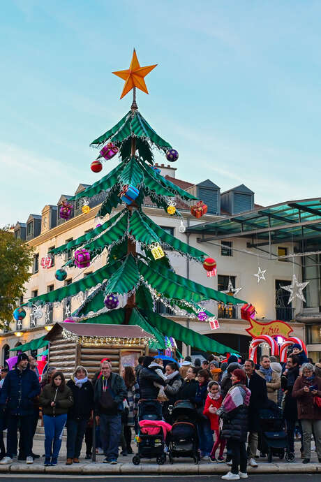 Manège sapin de Noël sur le parvis des Quatre Chemins