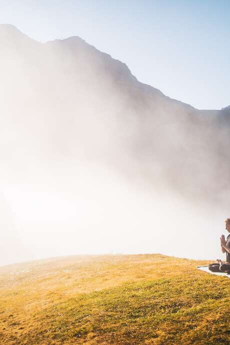 Sessione di yoga all’aperto e colazione allo Chalet Mounier