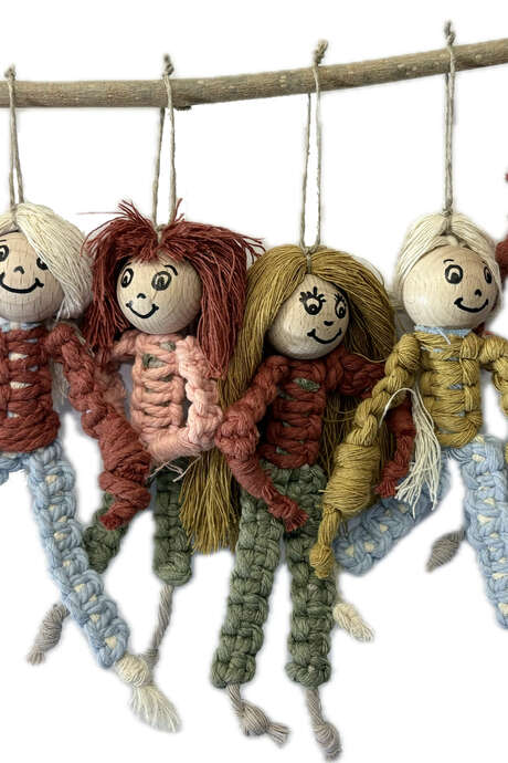 La vie du parvis - "Figurines en macramé"
