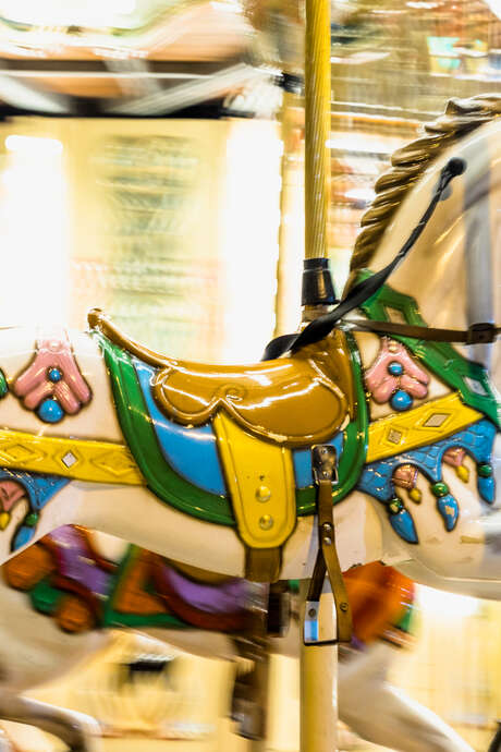 Manège & animations jeunesse dans le vieux village des Angles