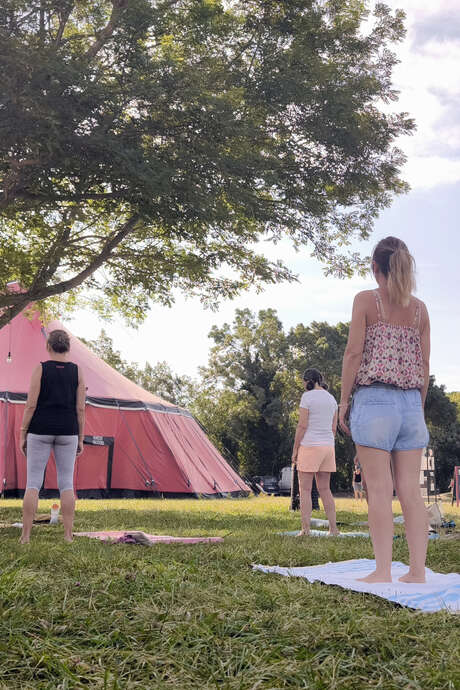 Séance de yoga sur le site de Villeneuve en Scène