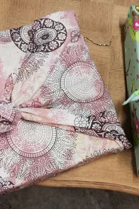 Atelier furoshiki : trop de papier cadeau… Pensez au tissu