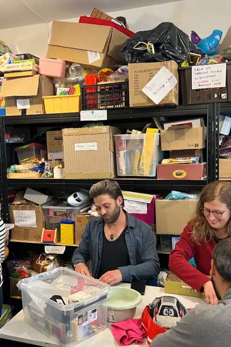 Visite de la recyclerie de jouets la Toupie : réparation et nettoyage d'un jouet