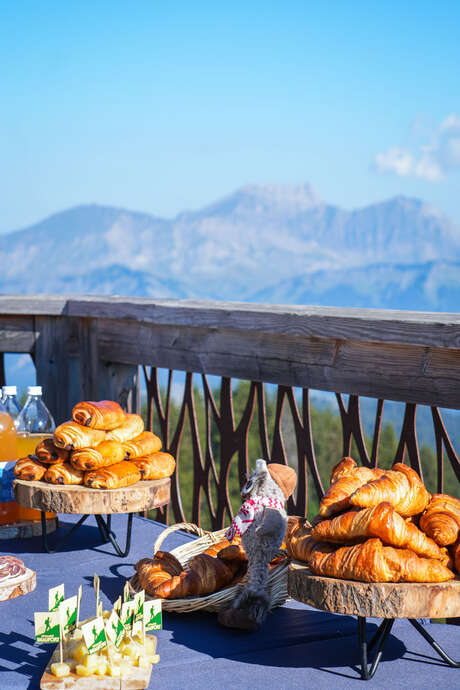 Petit-déjeuner au sommet été, face au Mont Blanc