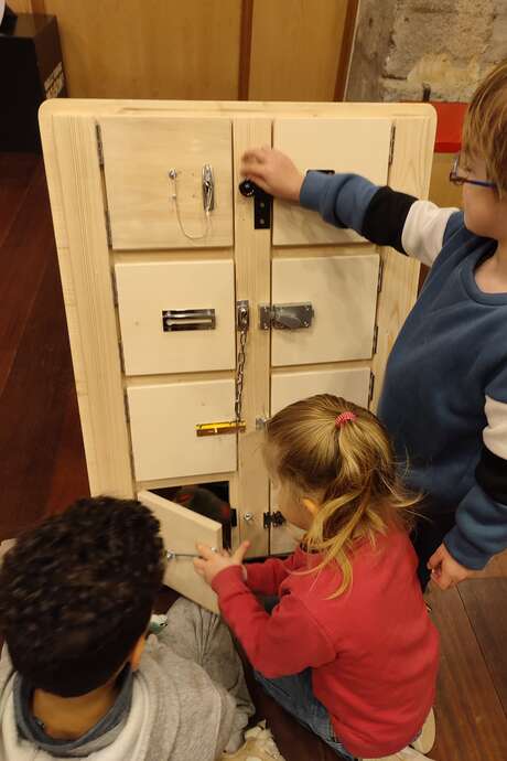 Toc, toc, toc, qui se cache derrière la porte? - Le coin des enfants (2 - 3 ans)