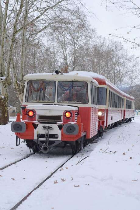 Il treno di Babbo Natale da Breil a Tende arriva in stazione