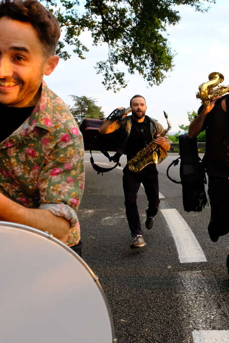 Concert de TAPANI PCHELI pour La Tournée Des Bars des Nuits de La Roulotte