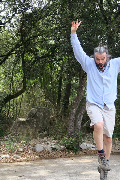 Spectacle de comédie pétrolière "Le bond sourd de la bête féroce"