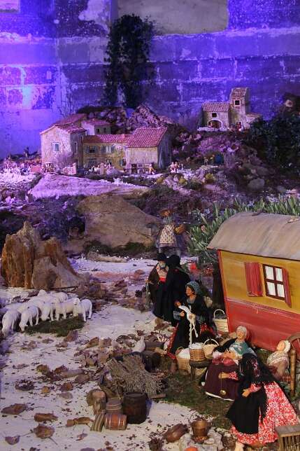 Grande crèche provençale  et marché de Noël des artisans de l'église des Célestins