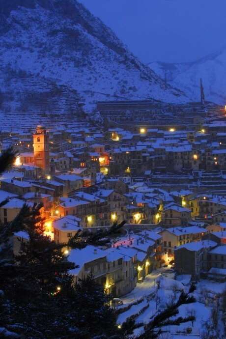 Großer Weihnachtsmarkt und Gourmethalle