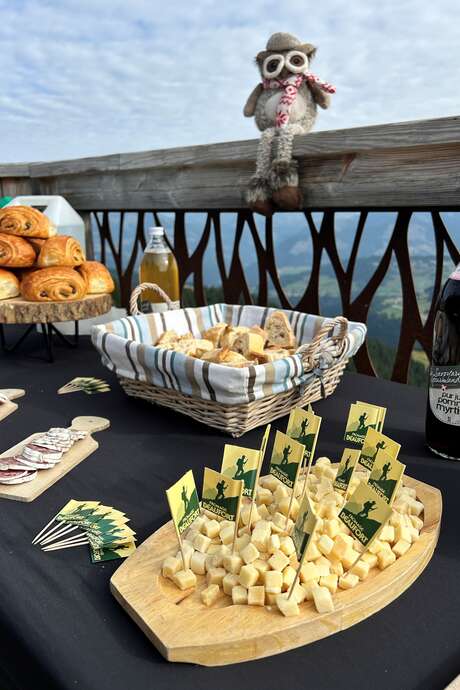 Petit-déjeuner au sommet été, face au Mont Blanc