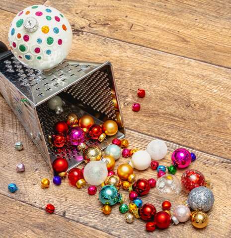 Création de boules de noël à la médiathèque