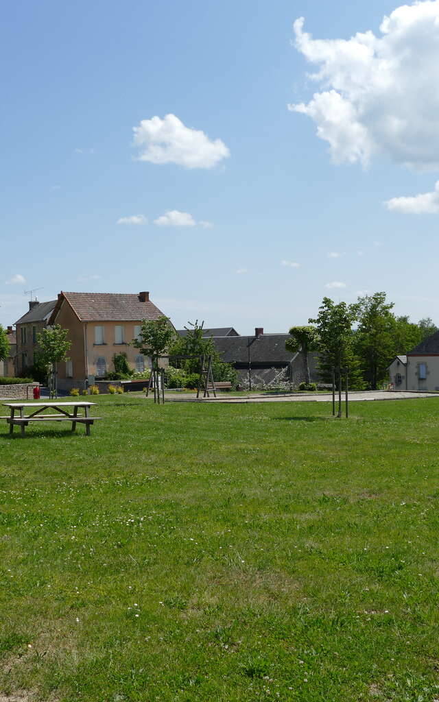 Rougnat (Bourg) : Aire de pique-nique et de jeux