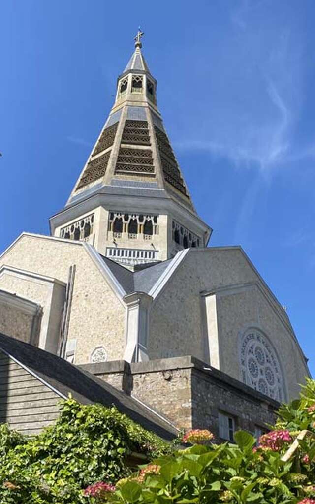 Crépuscule au sommet du clocher : Domfront à l’heure dorée