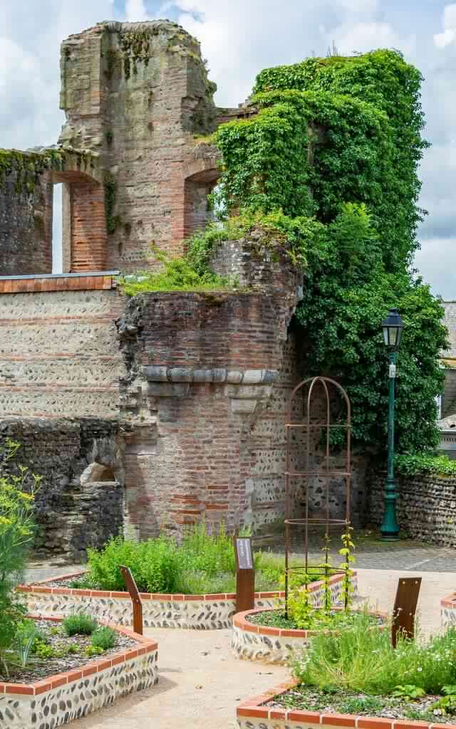 Place de l'Evêché de la cité médiévale de Lescar