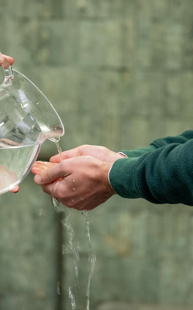LE GESTE DE L'EAU AU SANCTUAIRE NOTRE DAME DE LOURDES