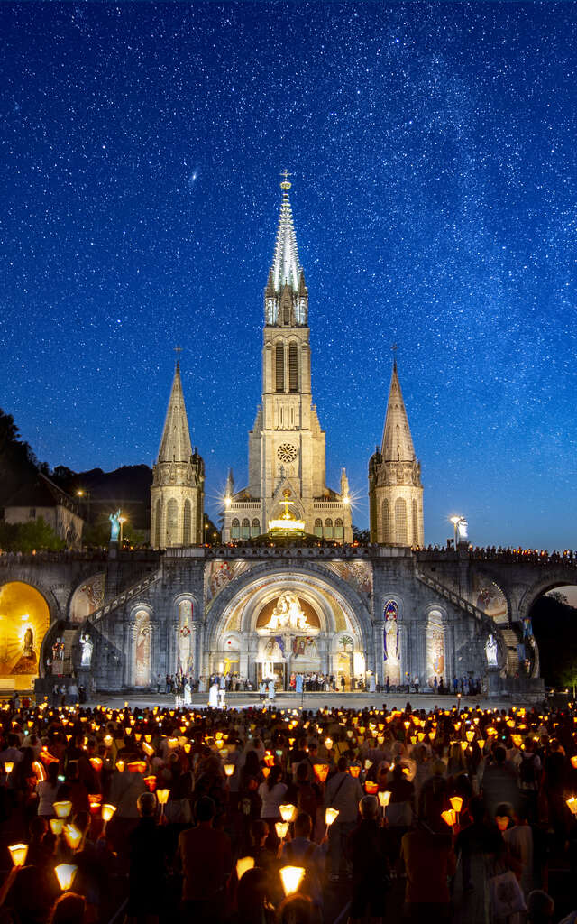 Procession mariale aux flambeaux
