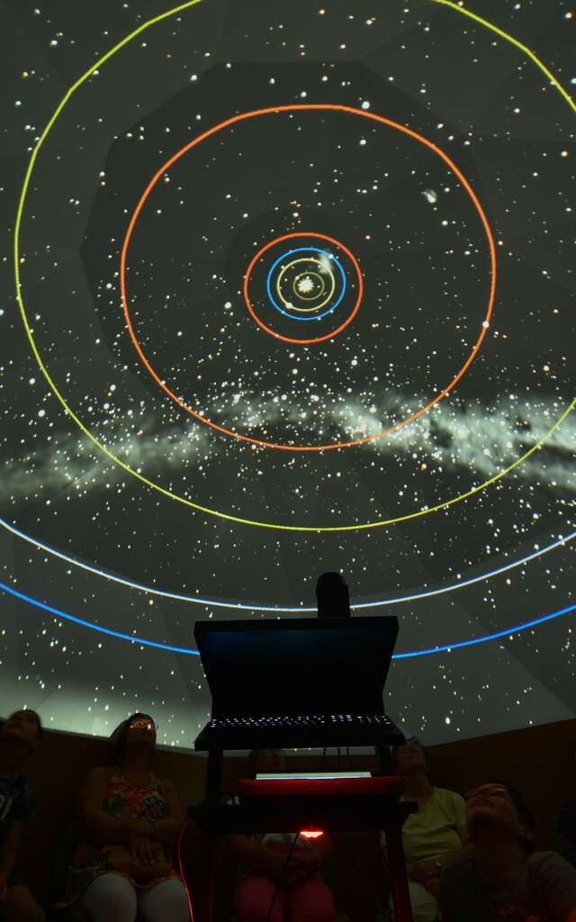 Séances au Planétarium à La Chapelle-aux-Lys