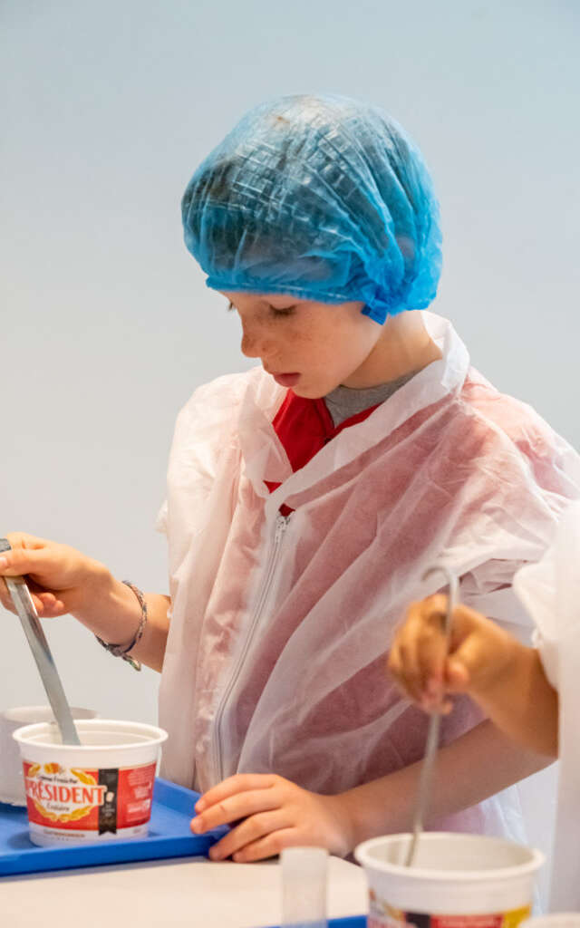 Atelier apprenti fromager à la Cité du Lait