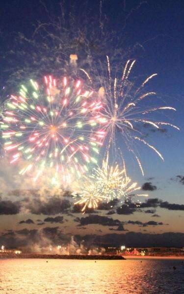 SORTIE SPÉCIALE EN BATEAU : FEU D'ARTIFICE DE LA SAINT-LOUIS EN MER — SÈTE CROISIÈRES