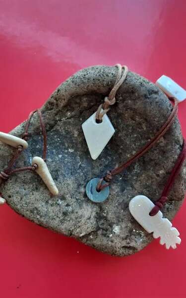 Visite/atelier pour tous autour des collections permanentes " Pendentif préhistorique ".