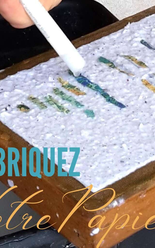 Fabrique des feuilles de papier recyclé