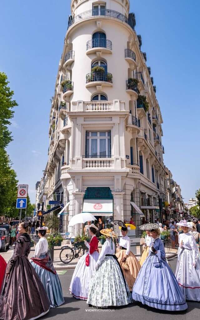 Défilé dansé en costume et musique second Empire