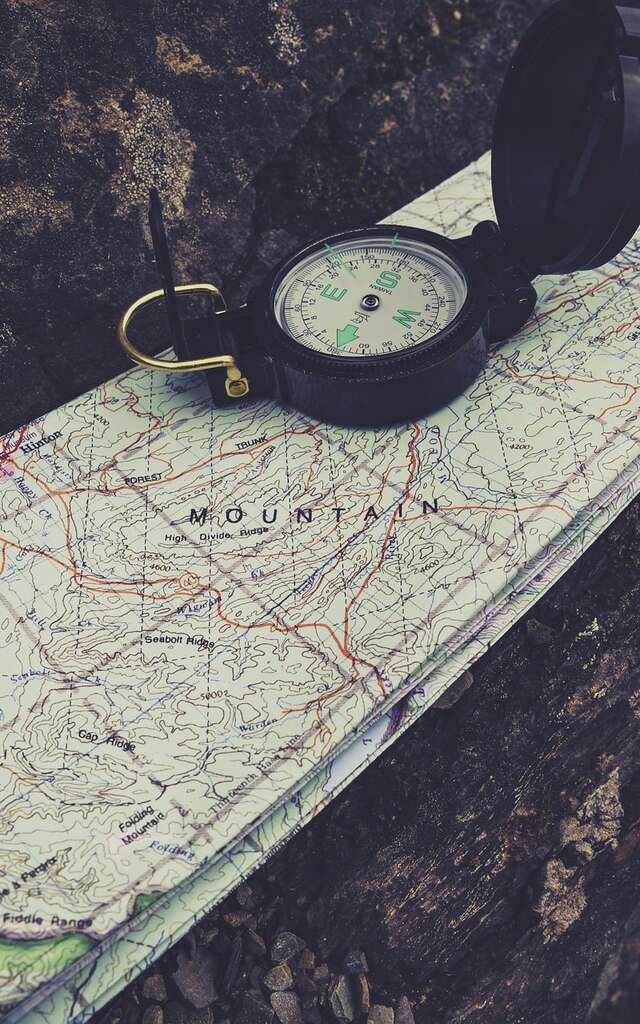 Course d'orientation dans le village de Grimaud