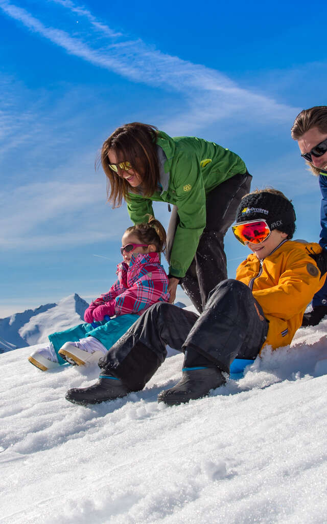 Course de luge sur le front de neige des drapeaux !