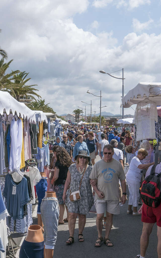 Marché de Fréjus-Plage bord de mer