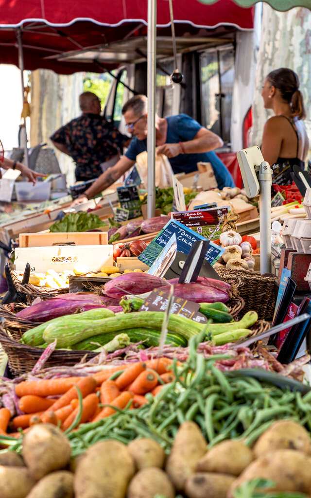 Marché à Grimaud village