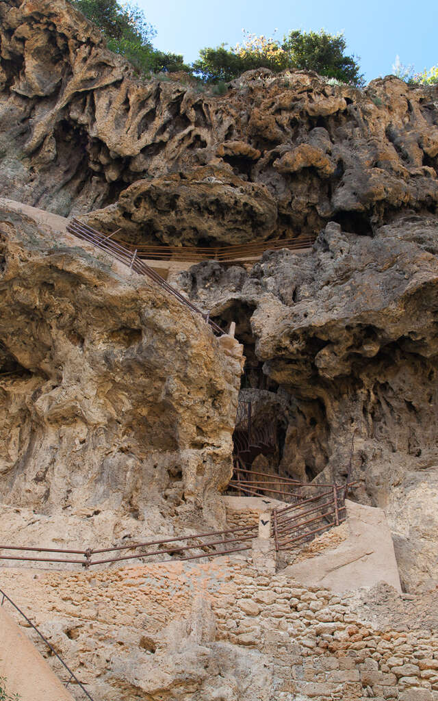 Habitats troglodytes dans le rocher de tuf