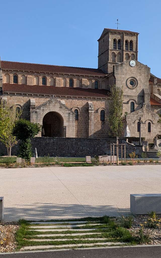 Visite guidée "Mémoires d'un village d'antan : Châtel-Montagne et son joyau roman"