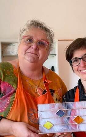 Plongez dans l’art du vitrail et vivez une expérience lumineuse et créative