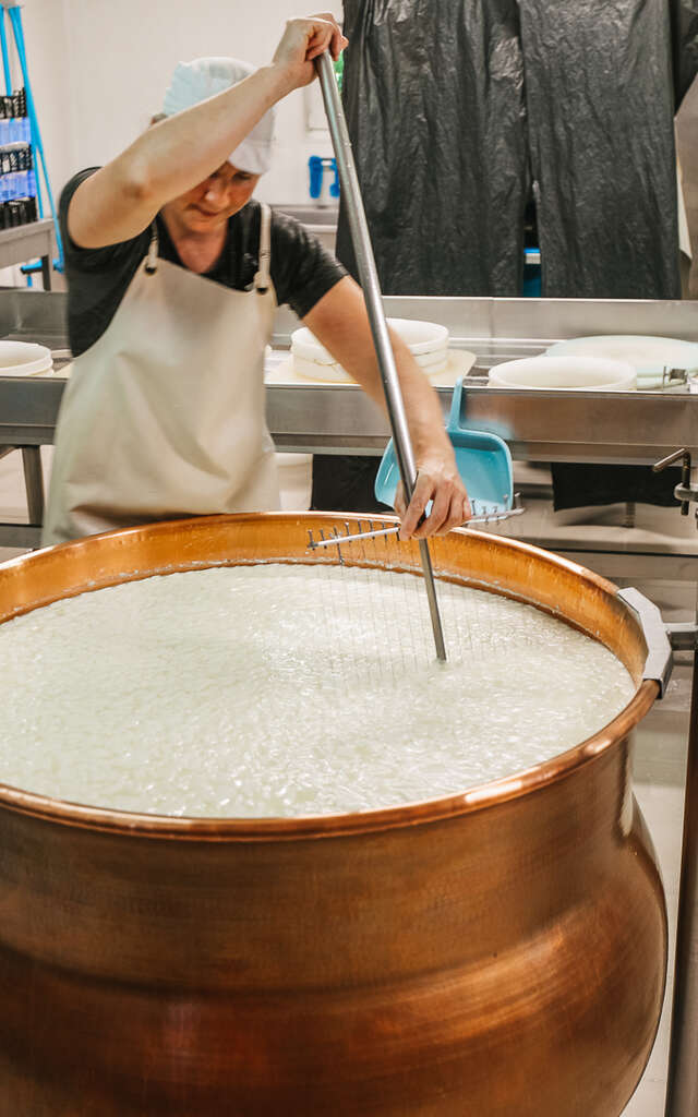 Visit to the Fruitière des Perrières cheese dairy