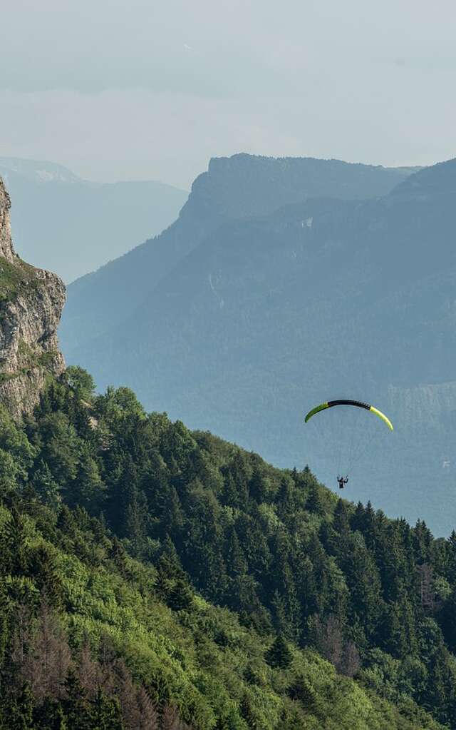 La croix du Nivolet depuis le Plateau Sud