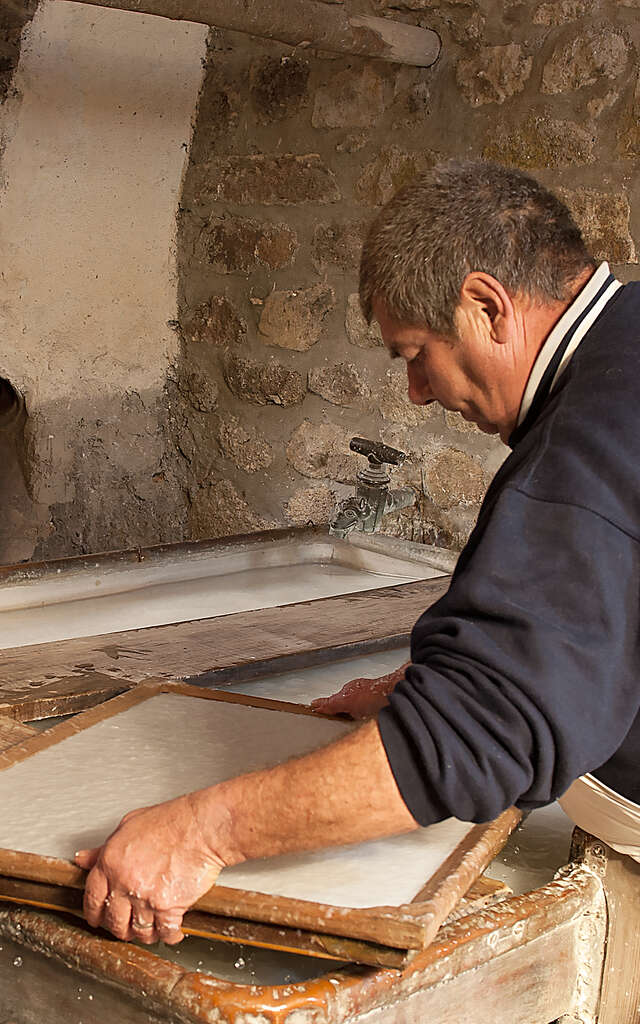 Devenez compagnon papetier et fabriquez votre feuille