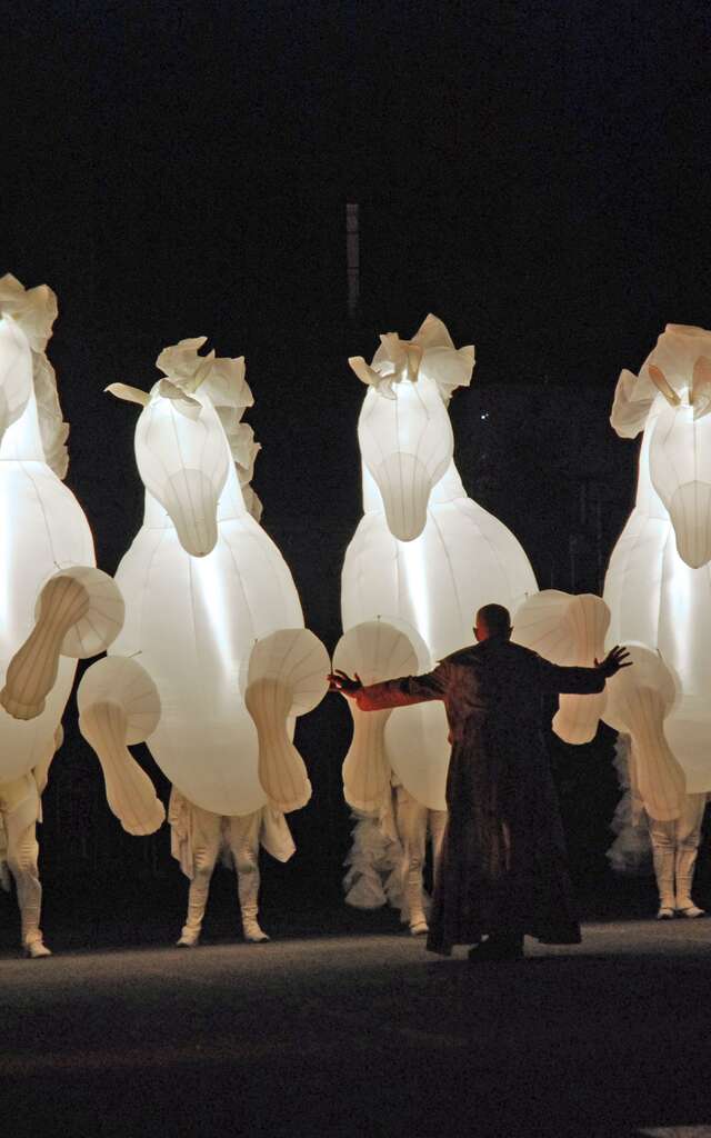 Parade "Fier(s) à Cheval" par la Cie des Quidams