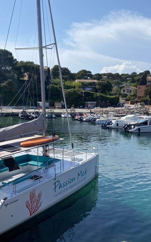 Cap sur le Fort du Pradeau en catamaran