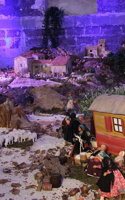 Grande crèche provençale  et marché de Noël des artisans de l'église des Célestins